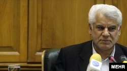 محمود بهمنی، رییس کل بانک مرکزی.