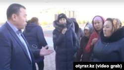 Многодетные матери перед акиматом в Шымкенте.