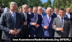 Эгемен Украинанын Орусияга качып кеткен Виктор Януковичтен башка президенттери Көз карандысыздык күнү майрамын белгилешти. Солдон оңго: мурдагы мамлекет башчылар Петр Порошенко, Виктор Ющенко, Леонид Кучма, Леонид Кравчук жана азыркы президент Владимир Зеленский. Киев шаары, 24-август, 2019-жыл.