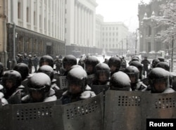 Спецназ полиции охраняет вход в президентский офис в центре Киева, 24 ноября 2004 года