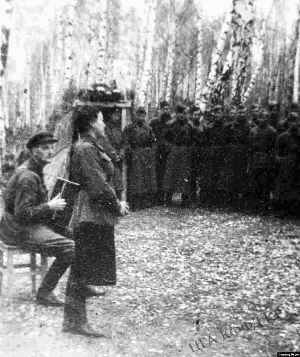 Кыргыз мамлекеттик опера жана балет театрынын артисти, СССРдин Эл артисти Сайра Кийизбаева фронтто "Алымкан" ырын ырдап жаткан учуру. 1942-жыл 
