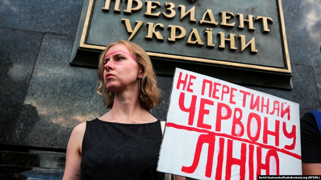 «Червоні лінії» для влади. У столиці України активісти провели акцію протесту під гаслом «Не перетинай червону лінію!». Київ, 4 липня 2019 року