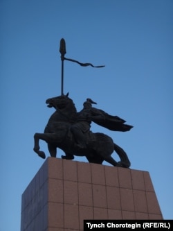 Улуу-Чат шаарындагы Манастын айкели. Кызыл-Суу, Кытай. 08.7.2014.