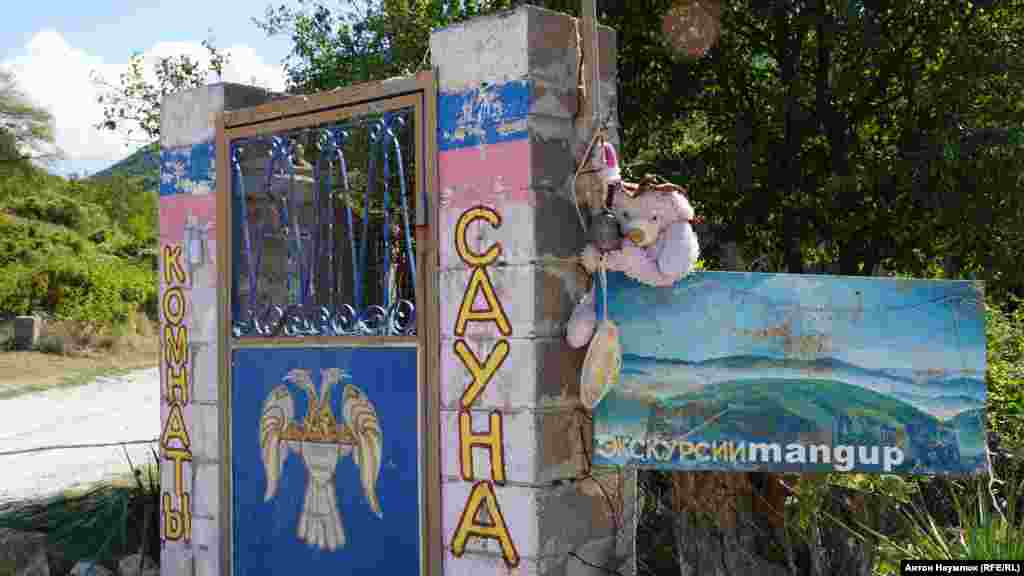 Історія князівства Феодоро, столицею якої був Мангуп, забута абсолютно незаслужено. Германці з Норвегії, готи, дійшли до Криму, відмовилися йти з остготським правителем Теодорихом брати Рим і заснували своє християнське князівство, навколо якого незабаром виявилися мусульмани Кримського ханства і католики генуезці. І тим не менше Феодоро успішно протистояло своїм сусідам і було останнім наступником Візантійської імперії
