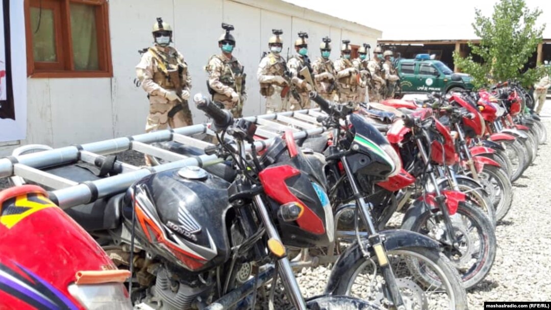Afganistanski vojnici pored motora
zaplijenjenih u sukobima sa talibanima u Paktiji, 19 juni 2020.