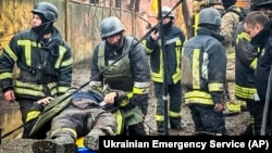 Спочатку місцева влада повідомляла, що внаслідок ракетного удару загинули 14 людей, серед яких місцеві жителі, медик та рятувальник.