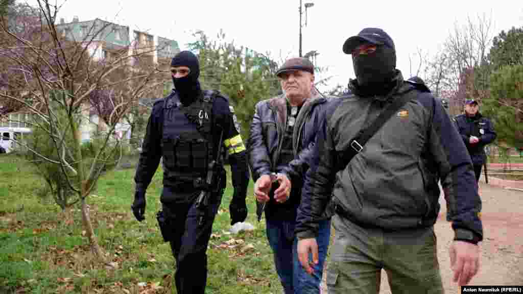 Затримання Бекіра Дегерменджи в Сімферополі, 23 листопада 2017 р. Російська окупаційна влада звинуватила Бекіра Дегерменджи в участі у масових заворушеннях 26 лютого 2014 р., коли у Сімферополі відбувся масовий мітинг на підтримку територіальної цілісності України. Після анексії Росією Криму російські силовики заарештували кілька десятків учасників цієї проукраїнської акції. Автор фото – Антон Наумлюк