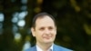 «Увага. Сильні зливи наробили біди в області. І не оминуло й Івано-Франківськ. Через різке підняття рівня води обвалилася частина пішохідного мосту на Набережній», – Руслан Марцінків