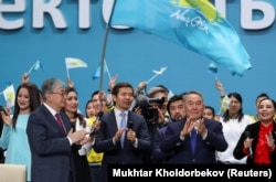 Нұрсұлтан Назарбаев басқарған билеуші партияның "Нұр Отан" деген атауы Қанды Қаңтар оқиғасынан кейін "Аманат" болып өзгерді