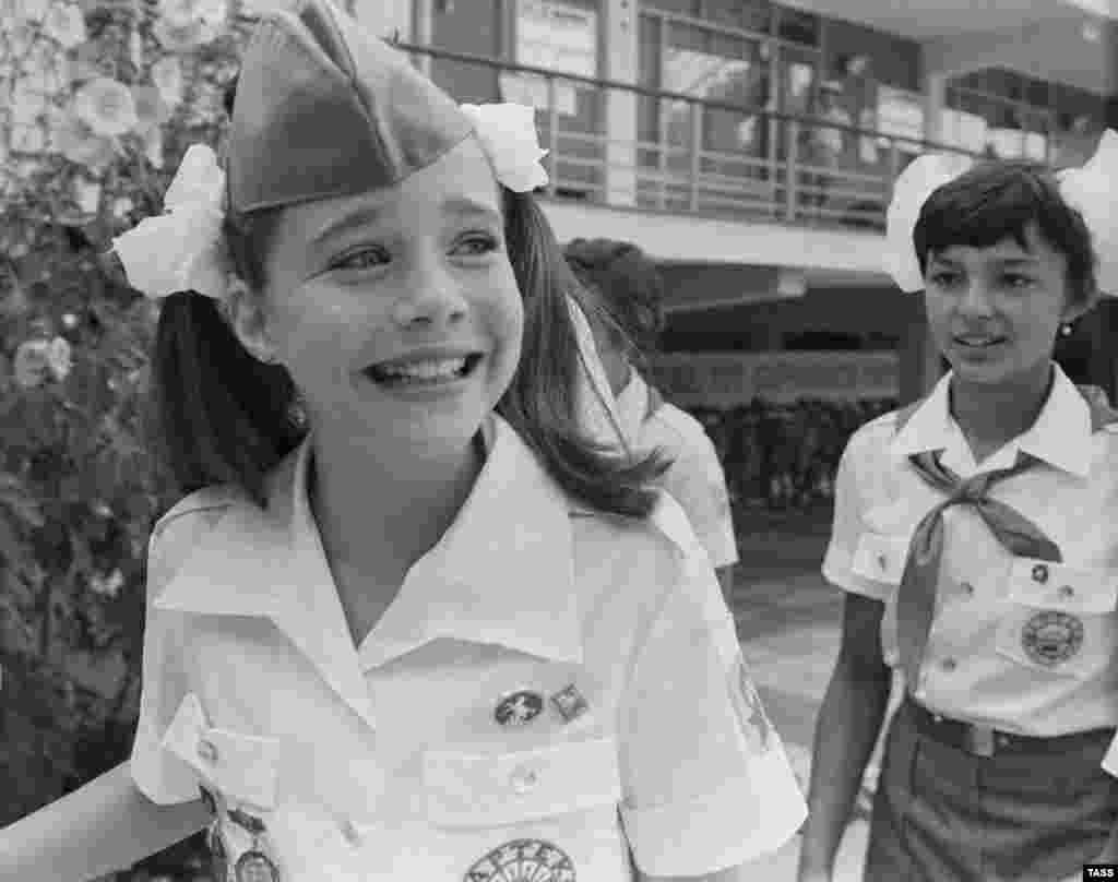В 1983 году «Артек» впервые посетила американка - Саманта Смит. Девочка стала известной благодаря письму, которое она написала Юрию Андропову в разгар Холодной войны, после чего Саманту и ее родителей пригласили в лагерь На фото - Саманта Смит в «Артеке», 1983 год