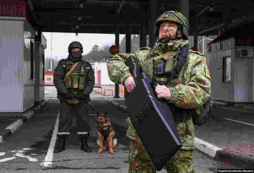 Белорусский военный с устройством для борьбы с беспилотниками на границе с Украиной. &laquo;Для предотвращения нарушений государственной границы беспилотниками пограничники вооружены радиоэлектронными ружьями и помповым оружием&raquo;, &ndash; сообщил журналистам представитель Государственного пограничного комитета Беларуси &nbsp;