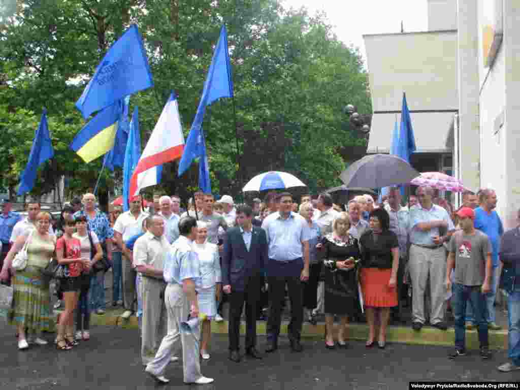 Влада заборонила акцію на захист української мови, але дозволила мітинг і ходу Партії регіонів. В перших лавах прихильників мовного закону – міністр освіти Криму, кримські і сімферопольські депутати та чиновники.