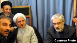 تصویر دیدار آیت‌الله صانعی و میرحسین موسوی در مراسم یادبود آیت‌الله منتظری در قم در سال ۸۸