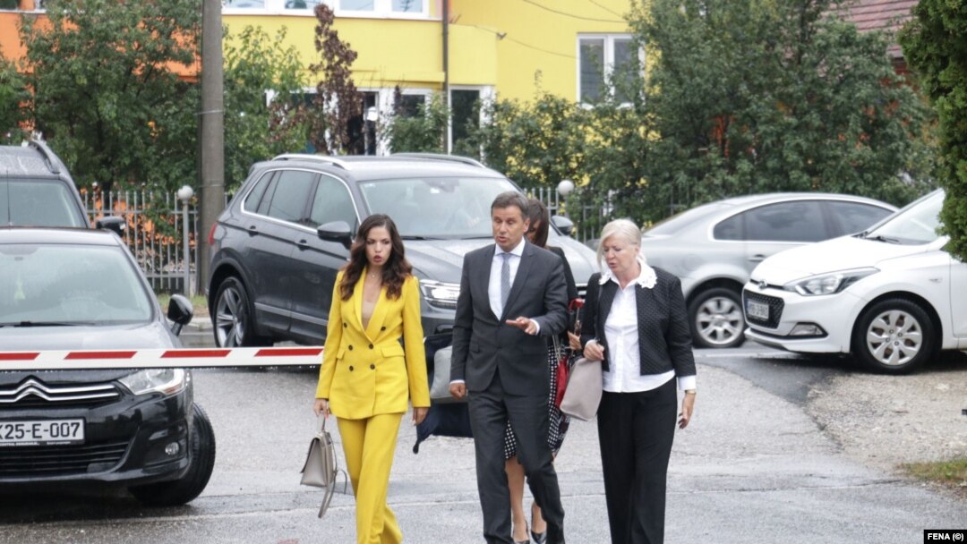 Premijer Federacije BiH Fadil Novalić sa svojom advokaticom Vasvijom Vidović (desno) ispred Suda BiH, Sarajevo, avgust 2021.