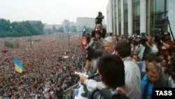 Мітынг у Маскве падчас путчу 1991 году. У цэнтры Барыс Ельцын. 20 жніўня 1991