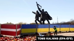 Архівна світлина. Пам'ятник радянським військовим у столиці Латвії. Рига, 9 травня 2022 року. Його було демонтовано цього ж року в рамках деколонізації та дерусифікації