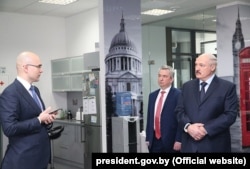 Аляксандар Лукашэнка наведаў офіс кампаніі Віктара Пракапені. Побач зь імі кіраўнік ПВТ Усевалад Янчэўскі. 13 сакавіка 2017 году
