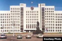 Бел-чырвона-белы сьцяг і герб «Пагоня» на Доме ўраду, 1991 год