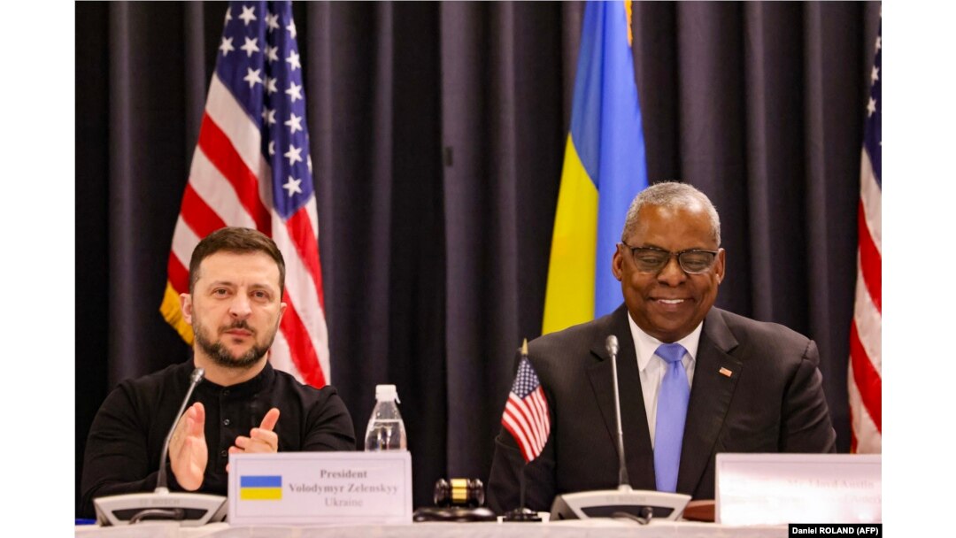 Президент України Володимир Зеленський (ліворуч) і міністр оборони США Ллойд Остін на зустрічі Контактної групи з питань оборони України на авіабазі «Рамштайн». Німеччина, 9 січня 2025 року