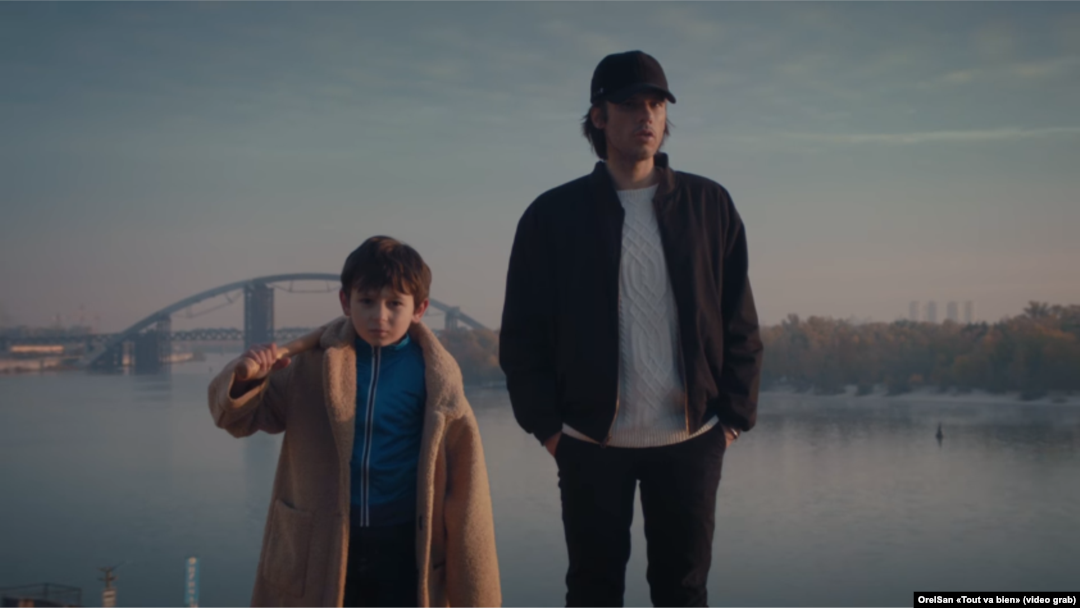 Скрін з кліпу «Tout va bien», OrelSan 