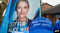 Un poster cu Alice Weidel, co-liderul al Alternativei pentru Germania (AfD), în unei șepci cu mesajul „Make Duisburg great again”, în orașul Duisburg din vestul Germaniei, în timpul campaniei electorale pentru alegerile federale din februarie 2025.