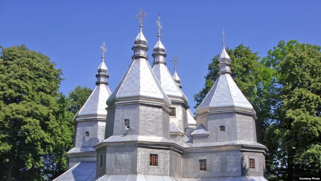 Село Нижній Вербіж, Коломийський район, Івано-Франківська область, церква Різдва Пресвятої Богородиці, 1808 р. Унікальний дерев’яний храм обцинкований. Фото 1 червня 2009 р. Архів В. Слободян