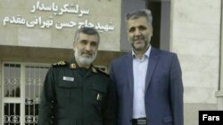 سعید عابدین راننده اسنپ (سمت راست) و امیرعلی حاجیزاده، فرمانده نیروی هوافضای سپاه