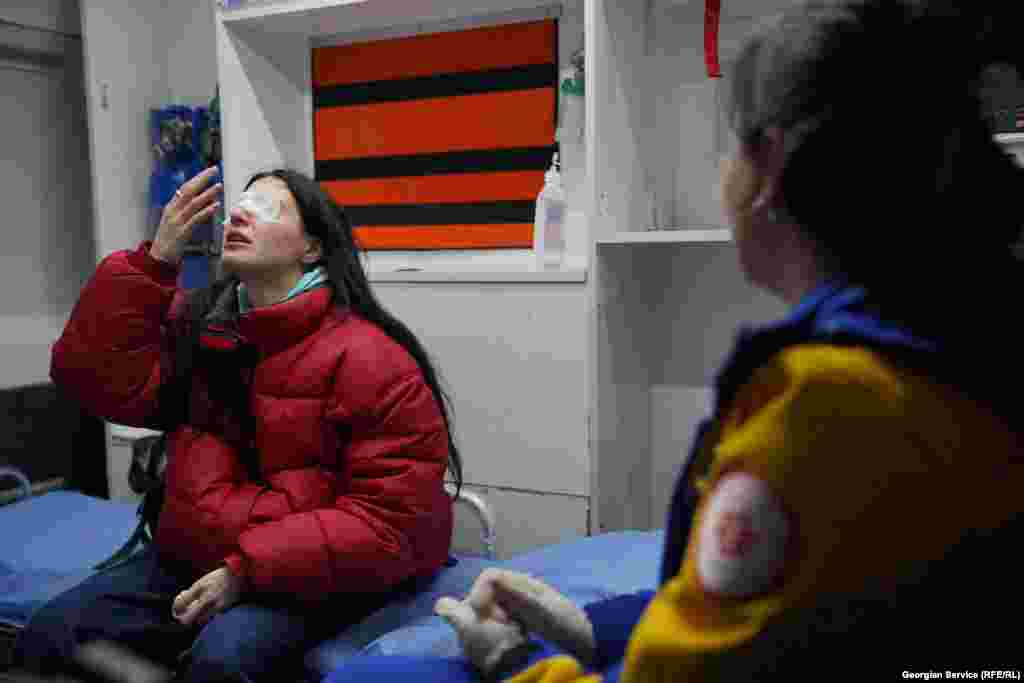 29 ноябрь. Полиция билан тўқнашган намойишчиларга тиббий ёрдам кўрсатилмоқда.