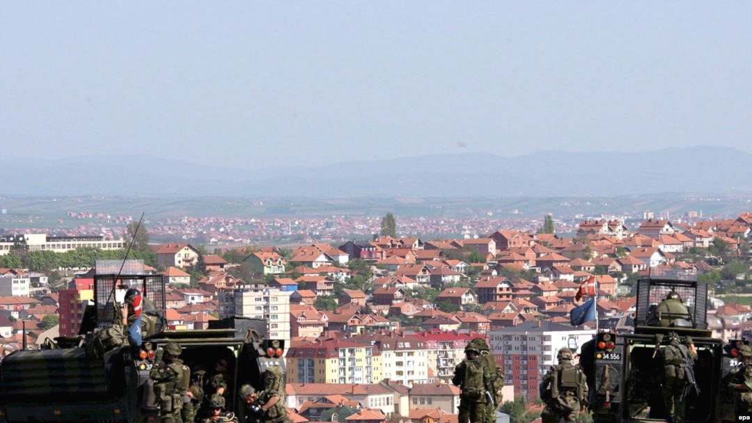 Francuski vojnici nadgledaju Mitrovicu, april 2009. - iz arhive