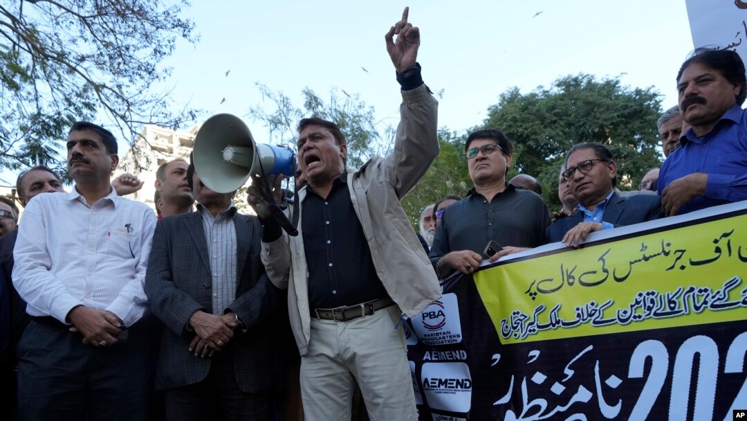 په پاکستان کې خبریالان د برېښنايي جرمونو د مجازاتو قانون ترمیمي مسودې پرضد مظاهره کوي - پخوانی انځور. 