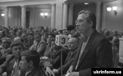Депутат Верховної Ради УРСР Левко Лук'яненко виступає на засіданні І сесії Верховної Ради УРСР 12-го скликання. Київ, 16 травня 1990 року