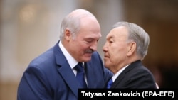 Александр Лукашенко 30 ноября 2017 года встречает прибывшего в Минск на саммит ОДКБ Нурсултана Назарбаева, тогда президента Казахстана.