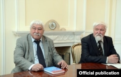 Видные российские кыргызоведы, археолог Юлий Худяков (справа) и этнограф Виктор Бутанаев. Бишкек. 18.4.2017.