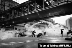 خشونت‌ها رو به افزایش گذاشته است؛ پلیس به‌طور چشم‌گیری از گاز اشک‌آور و گلوله‌های لاستیکی استفاده می‌کند