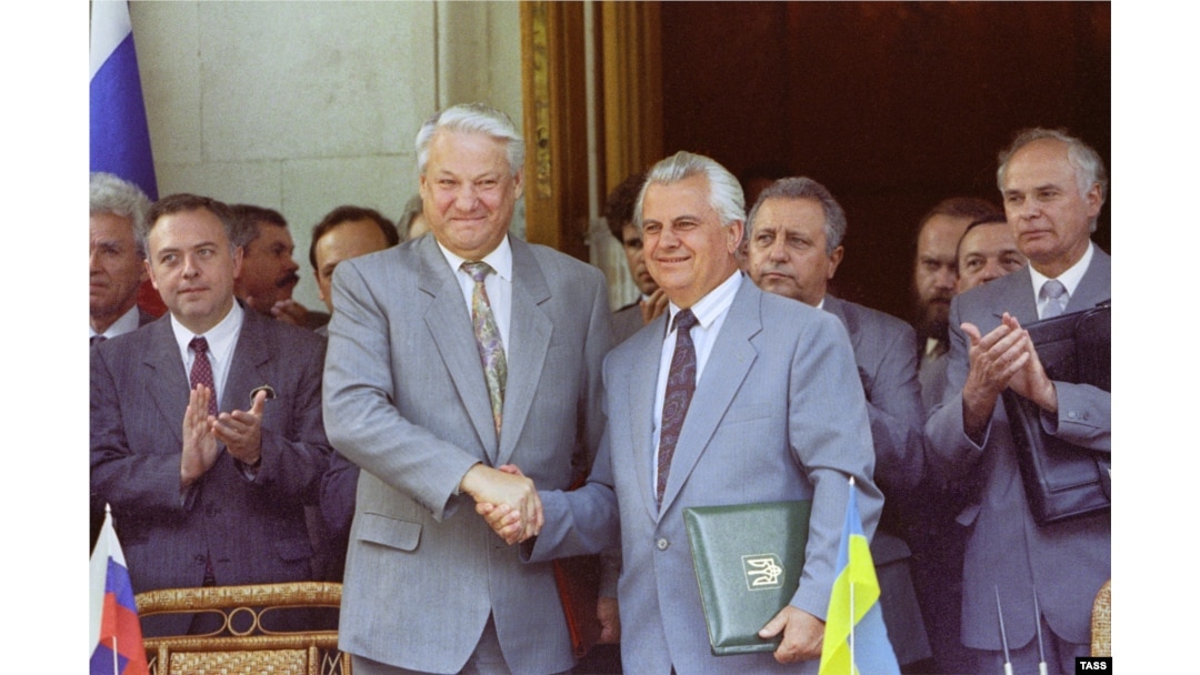 Президент України Леонід Кравчук (праворуч) та президент Росії Борис Єльцин (ліворуч) після церемонії підписання угоди по Чорноморському флоту. Ялта, 3 серпня 1992 року