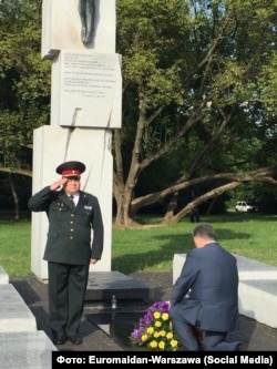 Тодішній президент України Петро Порошенко разом з українською делегацією під час візиту до Варшави на саміт НАТО поклав квіти до Пам’ятника жертвам Волинської трагедії. Варшава, 8 липня 2016 року. В Україні вважають, що той жест у Польщі не був до кінця помічений і оцінений
