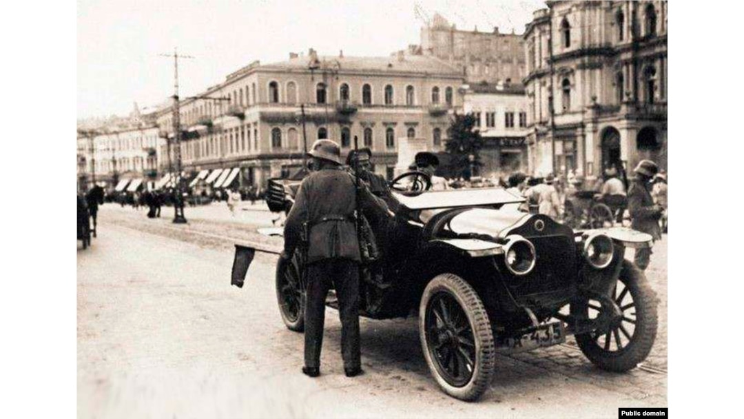 Німецький патруль на тодішній Думській площі (тепер майдан Незалежності) в Києві, літо 1918 року