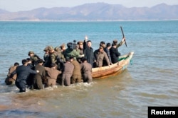 قایق رهبر را هل می‌دهند