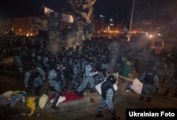 Силовики спецпідрозділу МВС «Беркут» під час розгону учасників акції на підтримку євроінтеграції України на майдані Незалежності у Києві, в ніч на 30 листопада 2013 року