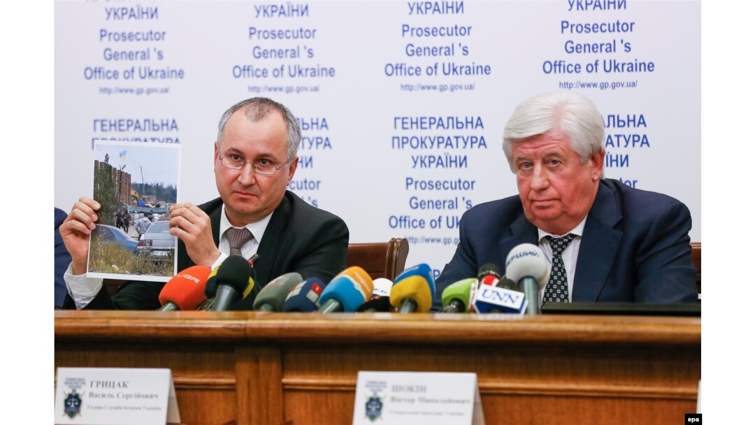 Голова СБУ Василь Грицак (ліворуч) та генеральний прокурор Віктор Шокін під час прес-конференції у Києві. 2 листопада 2015 року