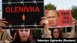 Родичі захисників «Азовсталі» після теракту в Оленівці влаштували акцію з вимогою визнати Росію державою-терористом