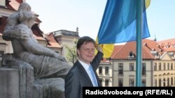 Мер Праги Томаш Гудечек поряд з українським прапором на будівлі мерії міста, 21 травня 2014 року