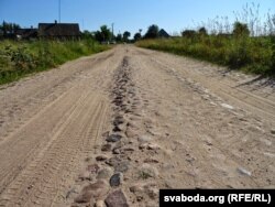 Пачатак вуліцы ў боку кроманьскага лесу. Па гэтым бруку ў Налібакі ўваходзілі партызаны