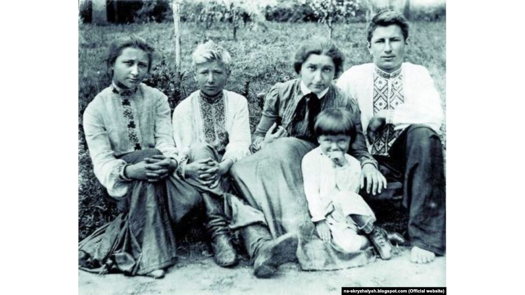 Діти Євгена Чикаленка (зліва направо): Вікторія, Петро, Ганна, Іван, Левко. Село Кононівка на Полтавщині, 1905 рік