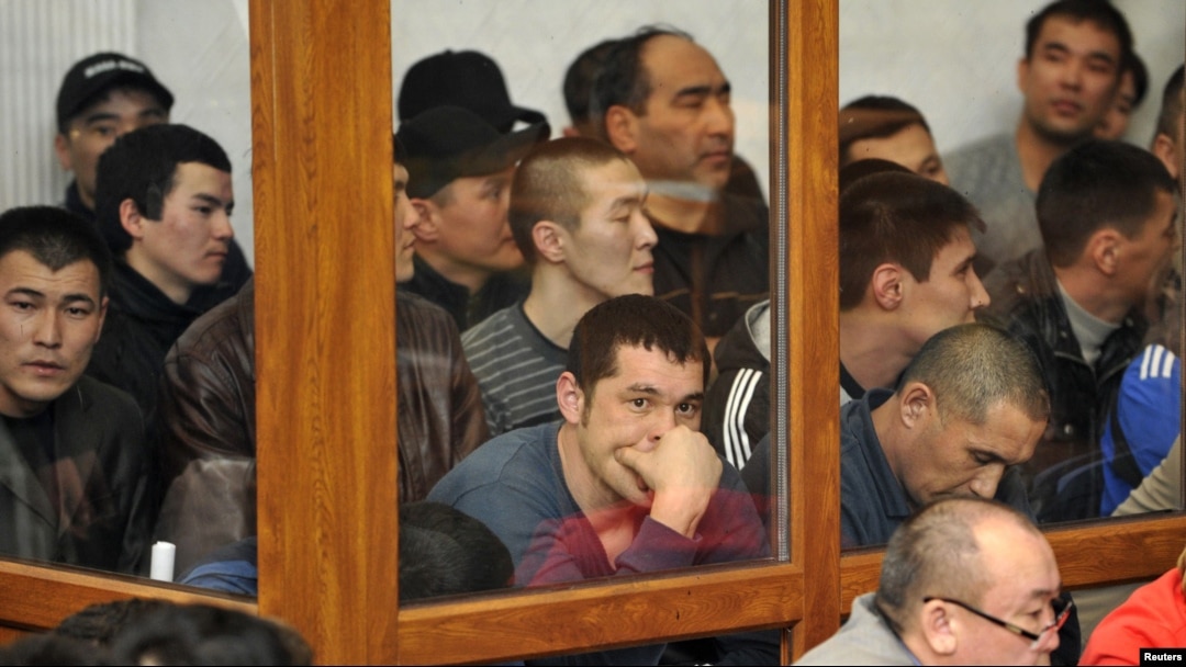 Подсудимые по делу о событиях в Жанаозене 16 декабря 2011 года сидят в зале суда. Актау, 27 марта 2012 года.