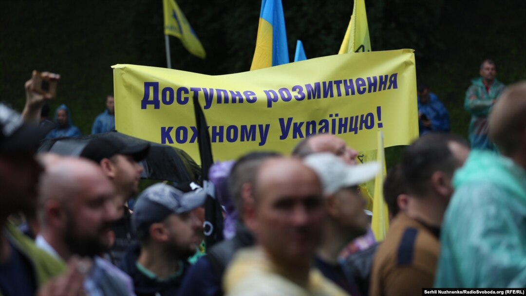 Водії автомобілів на єврономерах заблокували центр Києва