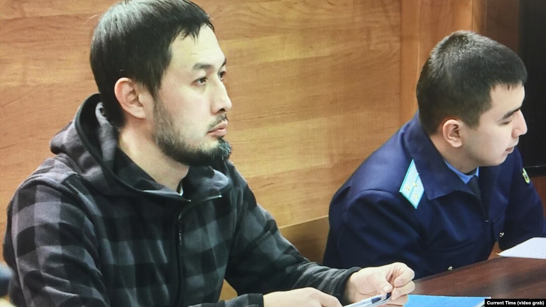 Юрист Альнур Ильяшев (слева) во время суда по рассмотрению его иска к акимату. Алматы, 24 декабря 2018 года.
