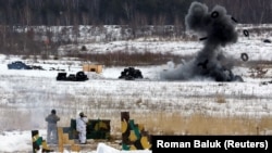 Український військовослужбовець під час пострілу реактивним гранатометом M141 Bunker Defeat Munition, наданим США, під час навчань на Яворівському полігоні у Львівській області, 4 лютого 2022 року