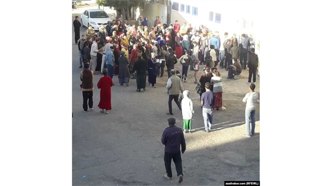 Residents of the eastern city of Turkmenabat wait to buy flour from state shops.