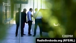 Депутат Хомутинник виходить з аеропорту